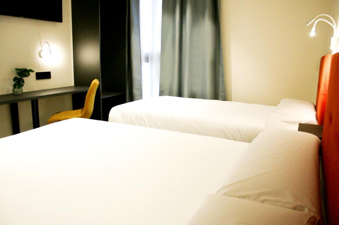 Arena Zone Hotel&Café Valenza Esterno foto